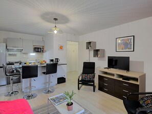 Frigorifero, microonde, forno, pentole/stoviglie/utensili
