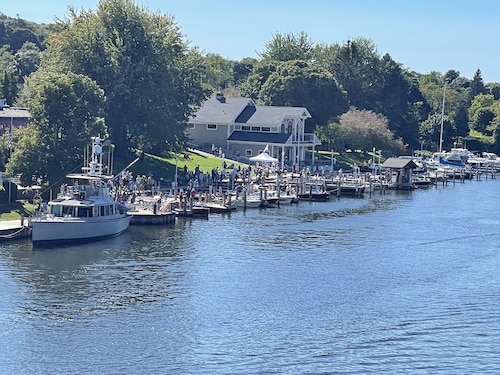 2 bedroom Downtown Condo on the Channel