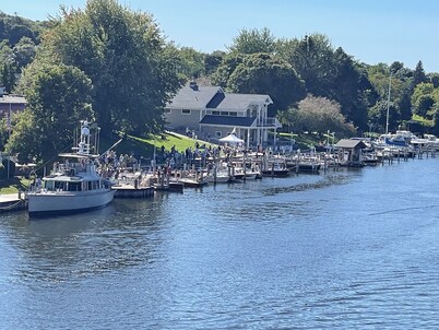 2 bedroom Downtown Condo on the Channel