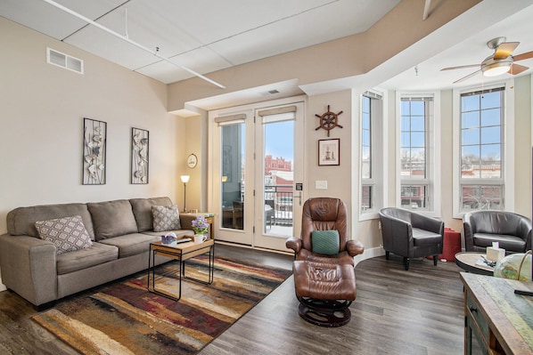 Smart TV - 2 bedroom Downtown Condo on the Channel (Manistee)