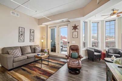 2 bedroom Downtown Condo on the River Channel