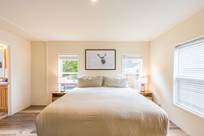 3 bedrooms, desk, iron/ironing board, travel cot