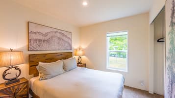 3 bedrooms, desk, iron/ironing board, travel cot
