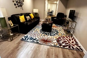 Living area - Annapolis Charmer! 2BR Bright BSMT APT 3 mi to DT (Annapolis)