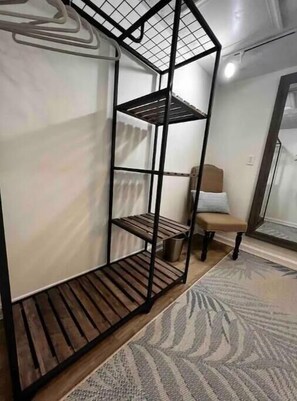 Interior - Annapolis Charmer! 2BR Bright BSMT APT 3 mi to DT (Annapolis)