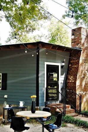 Outdoor dining - Rustic Modern Cabin at Jadon's Pond (Bonaire)