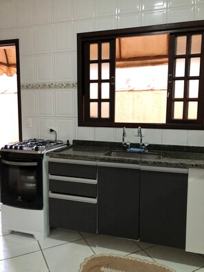 Private kitchen - Casa de Praia com Piscina Aquecida, ar Condicionado, Cervejeira e Bilhar!!! (Vista Linda Bertioga)