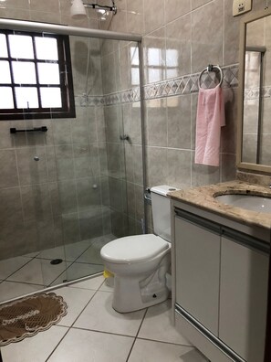 Ducha, secador de pelo, toallas y jabón