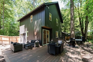Outdoor dining - Upscale Home: Pool, Hot Tub, Fire Pit & Fireplace (Rhododendron)
