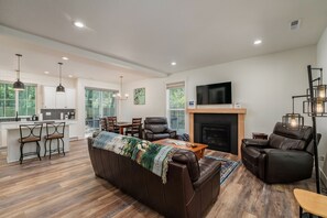 Smart TV, fireplace