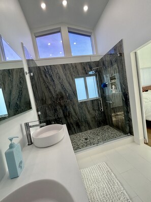 Shower, hair dryer, towels, soap - PEACEFUL PARADISE DEEP WATER CANAL! MINUTES TO OCEAN 
Fishing and Lobster season (Summerland Key)