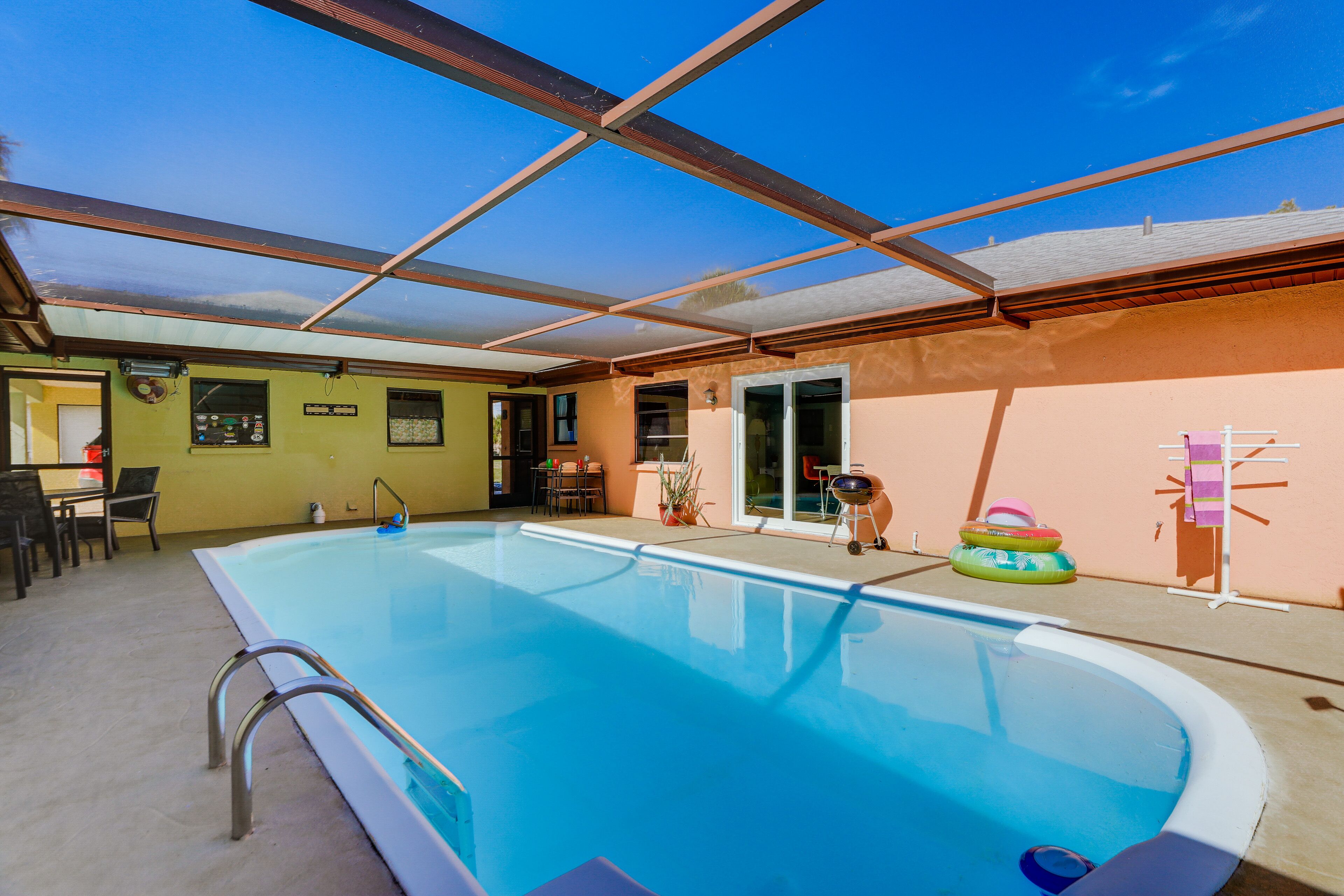 Englewood Duplex with Shared Lanai: 7 Mi to Beach!