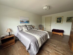 3 bedrooms, iron/ironing board, travel crib, free WiFi