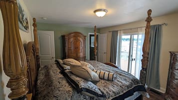4 bedrooms, desk, iron/ironing board, free WiFi