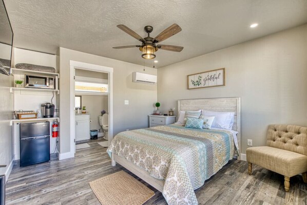 1 bedroom, desk, travel cot, free WiFi - Zion's Shadow Suite #3 (Kanab)