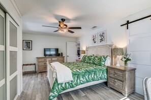 3 bedrooms, desk, iron/ironing board, travel cot - Apollo Beach Oasis: Lanai + Heated Pool! (Apollo Beach)