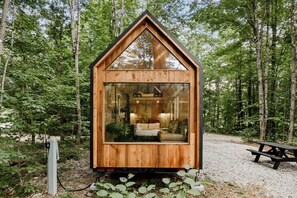 Outdoor dining - Lumen Nature Retreat | Cabin HYGGE-FREYA (North Woodstock)