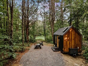 Outdoor dining - Lumen Nature Retreat | Cabin HYGGE-FREYA (North Woodstock)