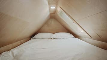 1 bedroom, bed sheets