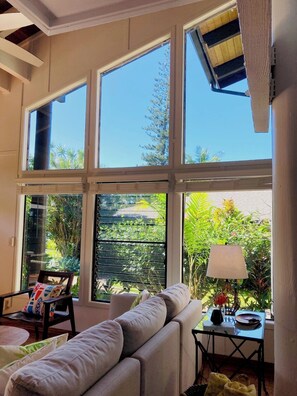 Smart-tv, ett bordtennisbord och böcker