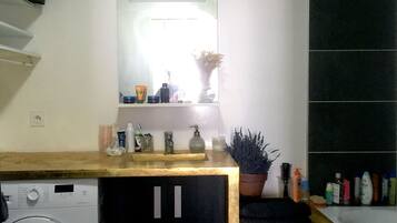 SĂšche-cheveux, serviettes fournies, savon, shampoing