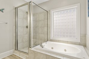 Casa geminada, várias camas, acesso à piscina, vista para o oceano (5410 Gulf Dr) | Banheiro | Toalhas de banho 