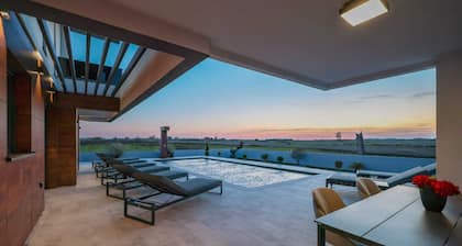 Luxury 4-BR villa with private pool, first row to the sea
