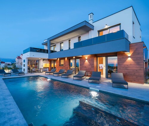 Luxury 4-BR villa with private pool, first row to the sea