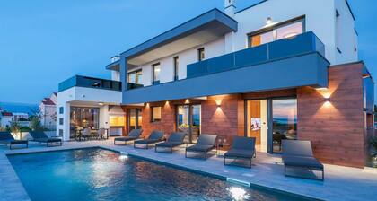 Luxury 4-BR villa with private pool, first row to the sea
