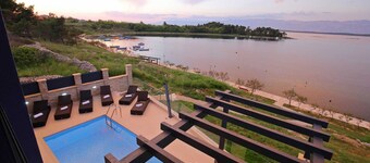 Sea front villa with pool for up to 10 people with boat mooring