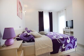 4 bedrooms, iron/ironing board, travel crib, free WiFi