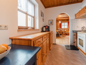 Fridge, oven, dishwasher, cookware/dishes/utensils