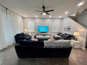 Villa | Área de sala de estar | Smart TV