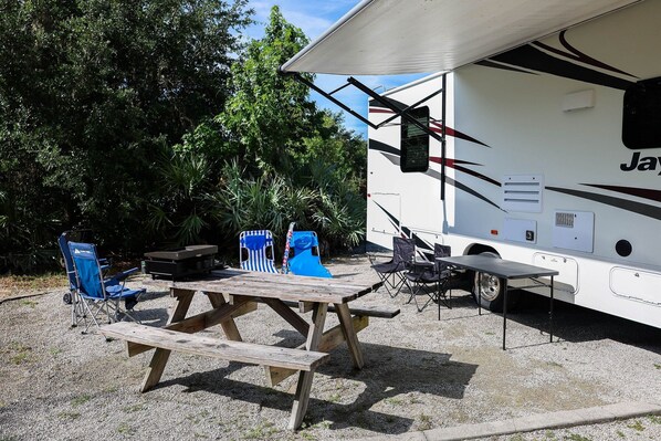 Villa | Restaurante al aire libre