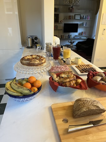 Free daily buffet breakfast. Villa Giulia BnB