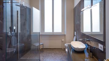 Superior Double Room | Bilik Mandi | Pancuran mandi, pengering rambut, bidet, tuala disediakan