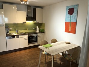 Fridge, oven, stovetop, dishwasher - Apartment Kleinochsenfurt Studio_sonnige Terrasse_ Gartenmitbenutzung 1-2 Pers (Ochsenfurt)