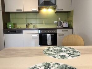 Kylskåp, ugn, spishäll och diskmaskin