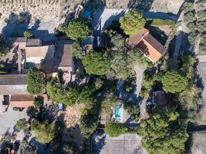 An aerial view of a residential area with multiple houses, trees, and a swimming pool. - Le Clos Saint Emilie (Tennis & piscine) by Interhome (Béziers)