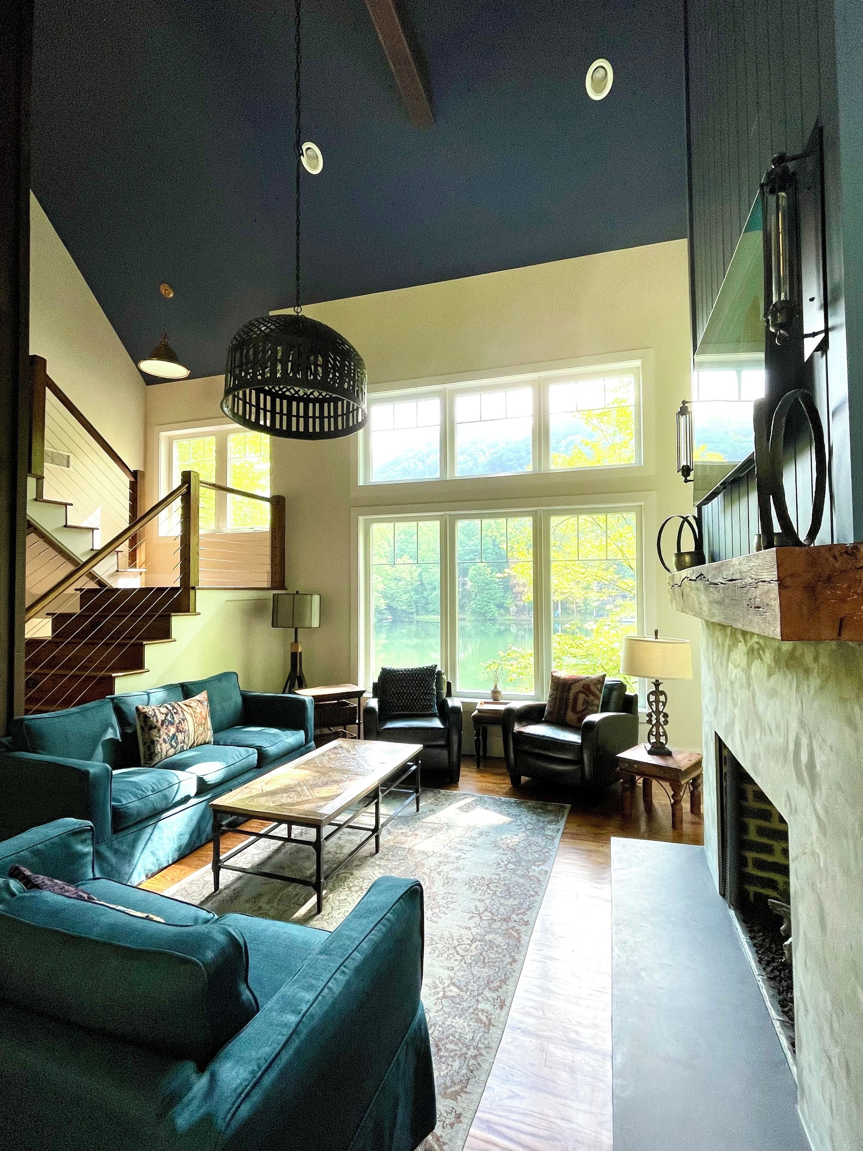 智能电视、壁炉、书