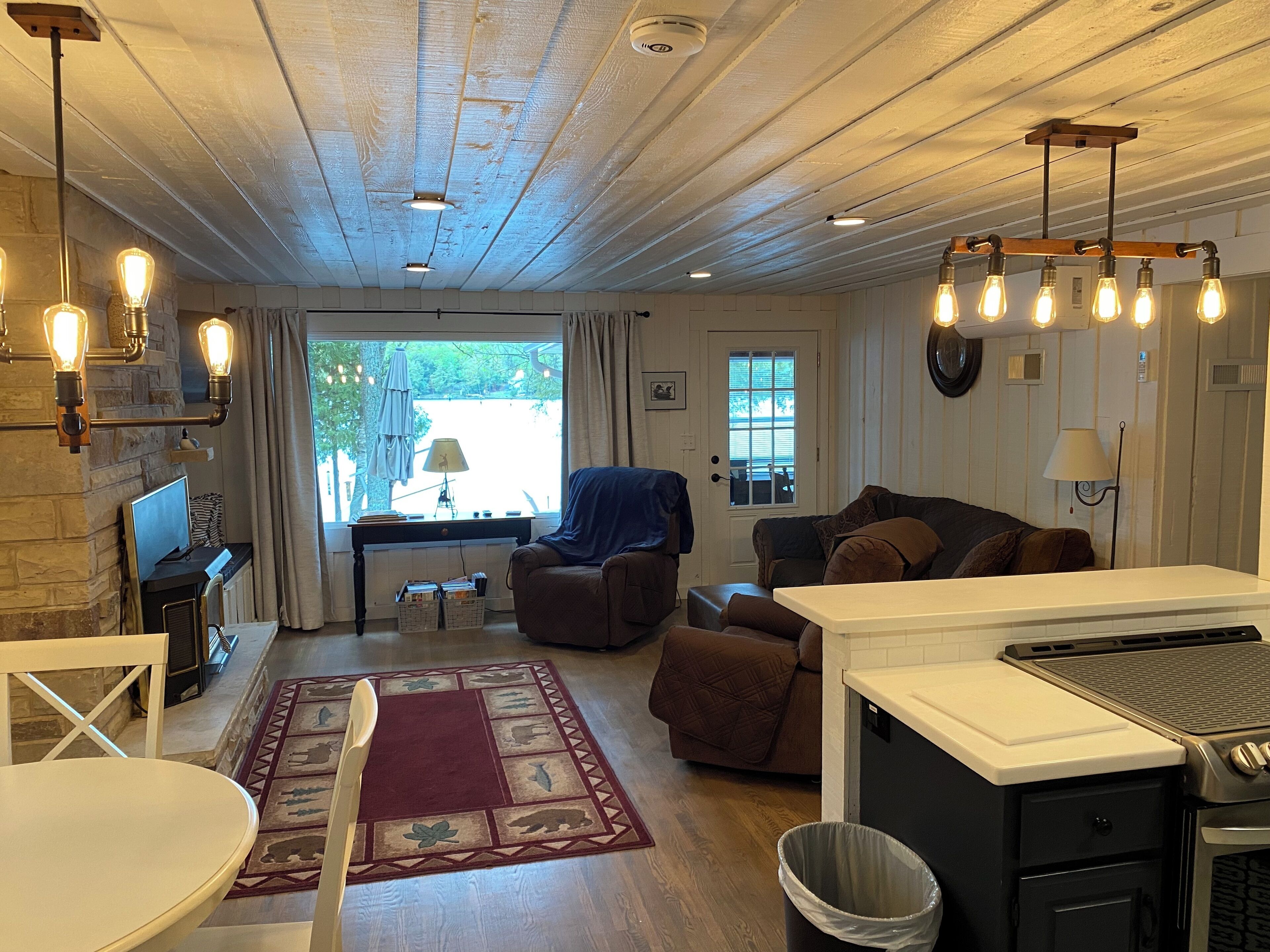 TV connectée, cheminée, lecteur de DVD, vidéothèque