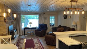 Téléviseur connecté, foyer, lecteur de DVD, sélection de films