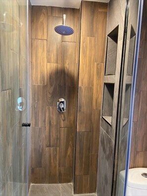 Căn hộ Grand, 5 phòng ngủ | Phòng tắm | Buồng tắm vòi sen, máy sấy tóc, khăn tắm, xà phòng