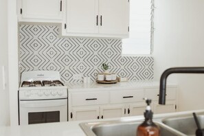 Fridge, oven, stovetop, coffee/tea maker