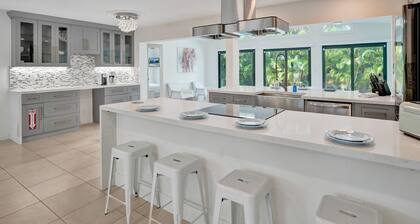 Rent Luxe 5 Star 5 Bed + Heated Pool + All New Pool Lounge Area Stunning!