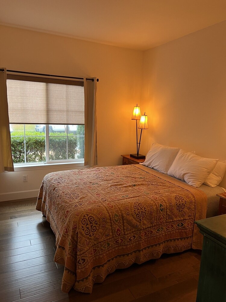 Stunning 3bdrm + office Santa Rosa home with chef's kitchen and hot