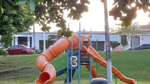 Un parque infantil con toboganes y una estructura para escalar.