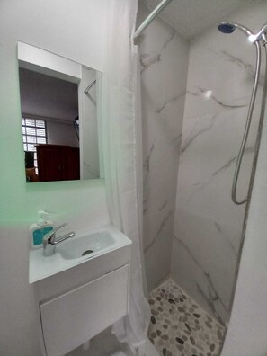 Een douche, een haardroger, een bidet, handdoeken