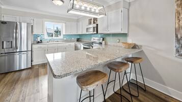 Casa de ciudad, varias camas, patio, vista a la alberca | Cocina privada | Refrigerador, microondas, horno y parrilla de estufa