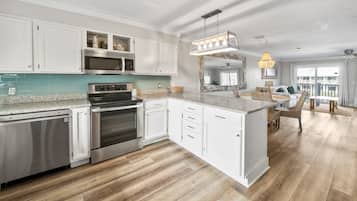 Casa de ciudad, varias camas, patio, vista a la alberca | Cocina privada | Refrigerador, microondas, horno y parrilla de estufa